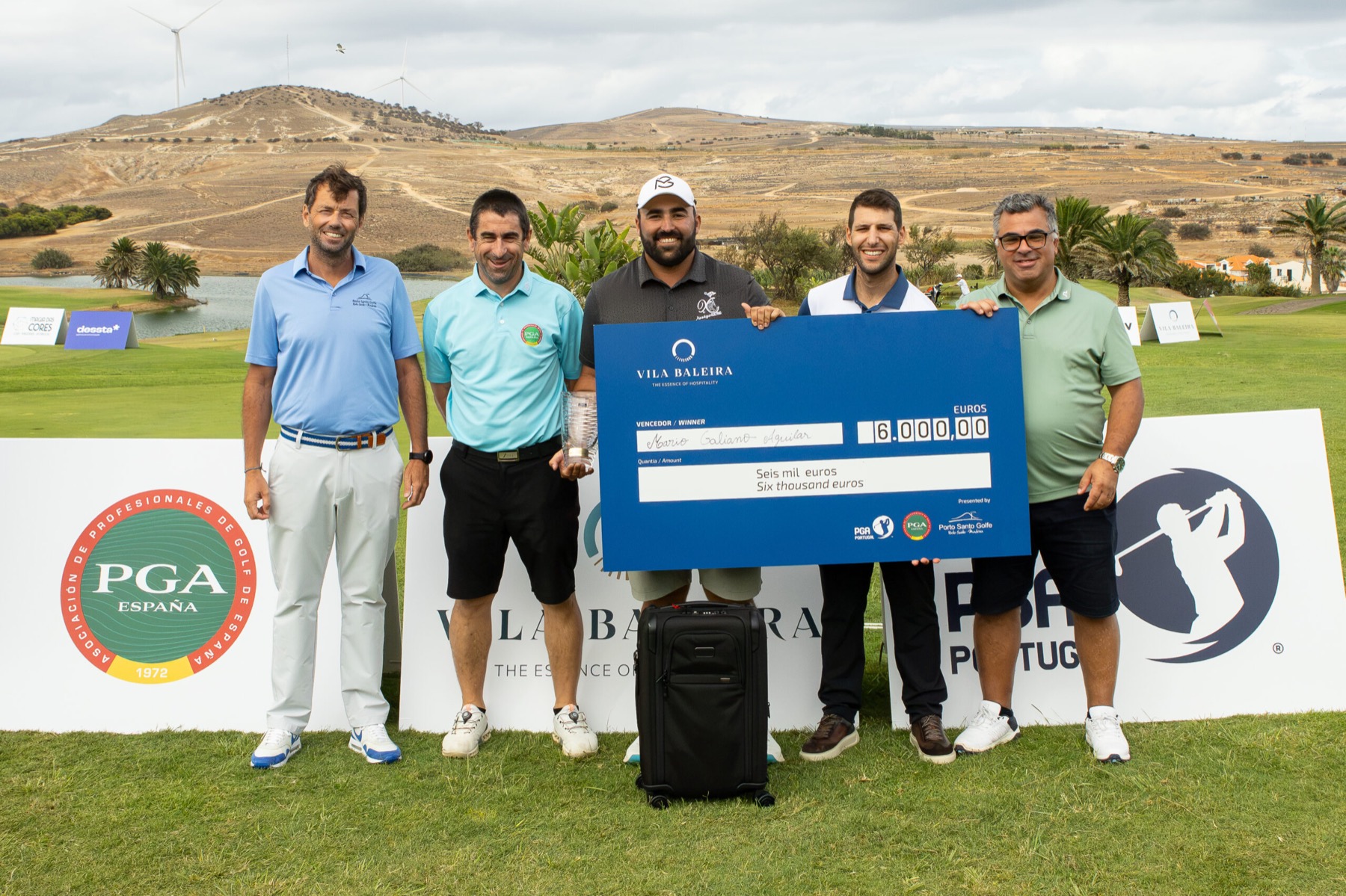 Mario Galiano en la entrega de premios del Porto Santo Iberian Open 2026, con el cheque de ganador