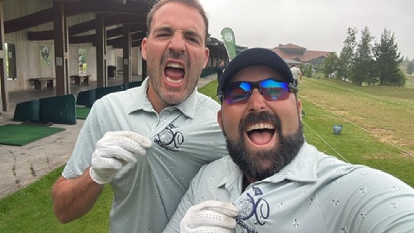 Dos integrantes de Xorkyo Frogs celebrando con polo del equipo