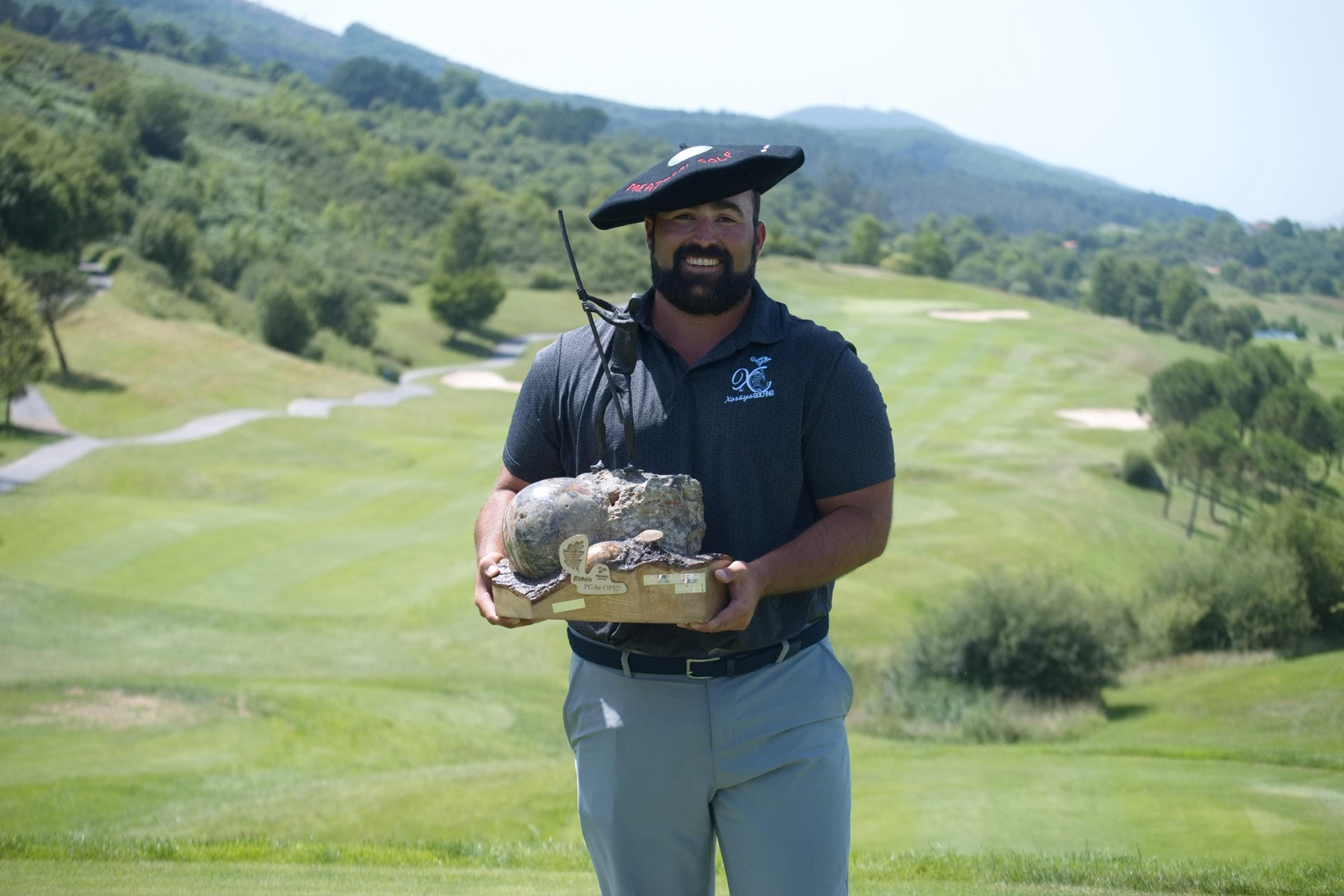 Jugador Xorkyo Frogs con trofeo en el campo